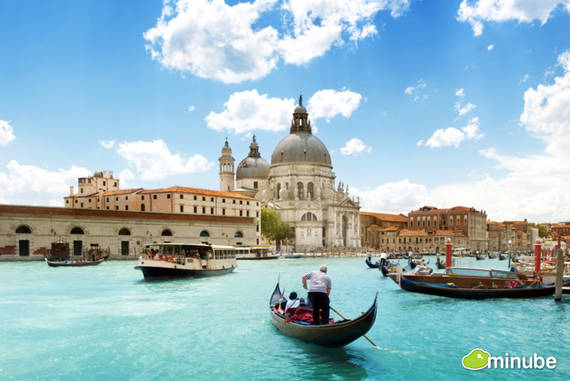Venice, Ý với những con kênh đẹp như tranh vẽ và những ngôi nhà nhiều màu sắc