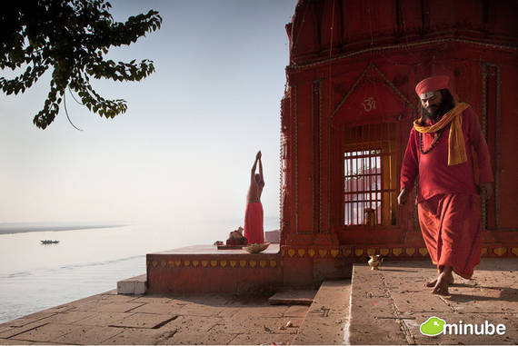 Varanasi, Ấn Độ với những người hành hương bên dòng sông Hằng