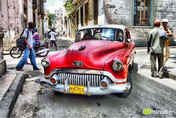 Havana, Cuba với những chiếc xe cổ và các tòa nhà in dấu thời gian