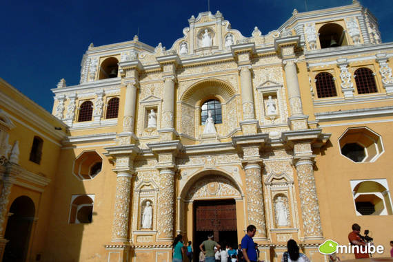 Antigua Guatemala với tàn tích nhà thờ và cà phê ngon