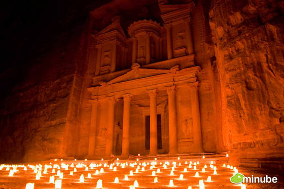 Petra, Jordan với những tòa nhà hoành tráng nằm sát vách núi đá