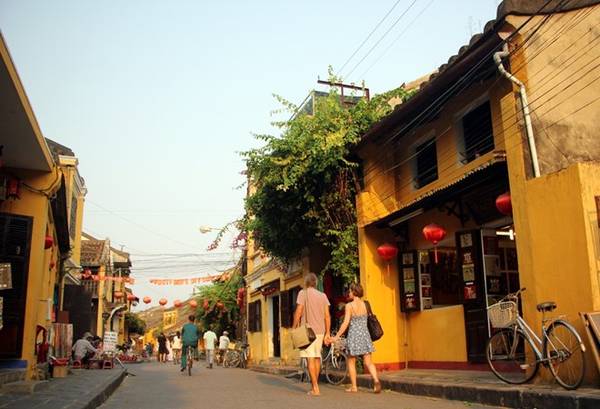 Tôi thẳng tới đường Hai Bà Trưng. Một Hội An nhỏ nhắn xôn xao hiện ra trước mặt. Những dãy phố cổ nối nhau tạo nên nét đẹp cổ kính và tĩnh lặng. Dường như, mỗi mái ngói phủ rêu xanh mướt, từng nét chạm trổ tinh vi đều ẩn chứa một câu chuyện riêng về nơi từng là thương cảng thịnh vượng nhất nhì Đông Nam Á.