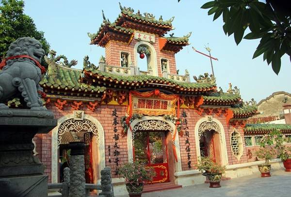 Chùa Cầu, dãy nhà cổ hai tầng quay lưng phía bến sông Hoài, Hội quán Quảng Ðông, Phúc Kiến... trầm mặc đứng đó như để cân bằng với vẻ tấp nập của dòng người qua lại trên phố.
