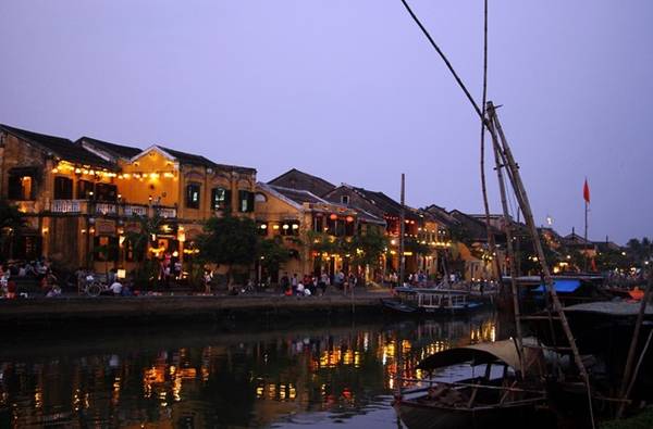 Buổi tối, ánh sáng tự nhiên giảm dần, nhường cho vẻ lấp lánh của triệu chiếc đèn lồng treo lơ lửng, phảng phất dấu ấn của thời gian xưa cũ.