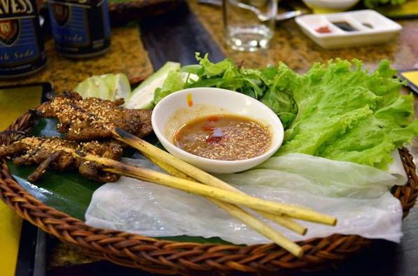 Trong bầu không khí cổ tích đó, bạn hãy đánh thức chính mình bằng việc nếm một vài món ăn phong vị xứ Quảng như bánh bo, bánh vạc, cao lầu, bánh ướt thịt nướng tại các nhà hàng còn giữ nguyên hình ảnh đầu thế kỷ hoặc ngay trên hè phố.