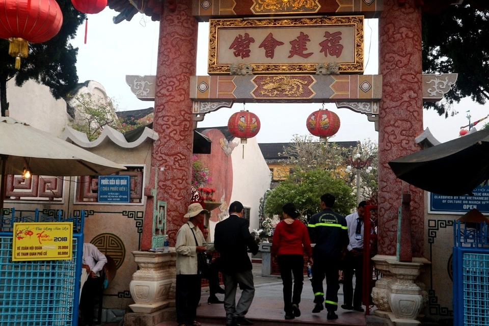 Người dân đến xin xăm đầu năm tại Hội quán