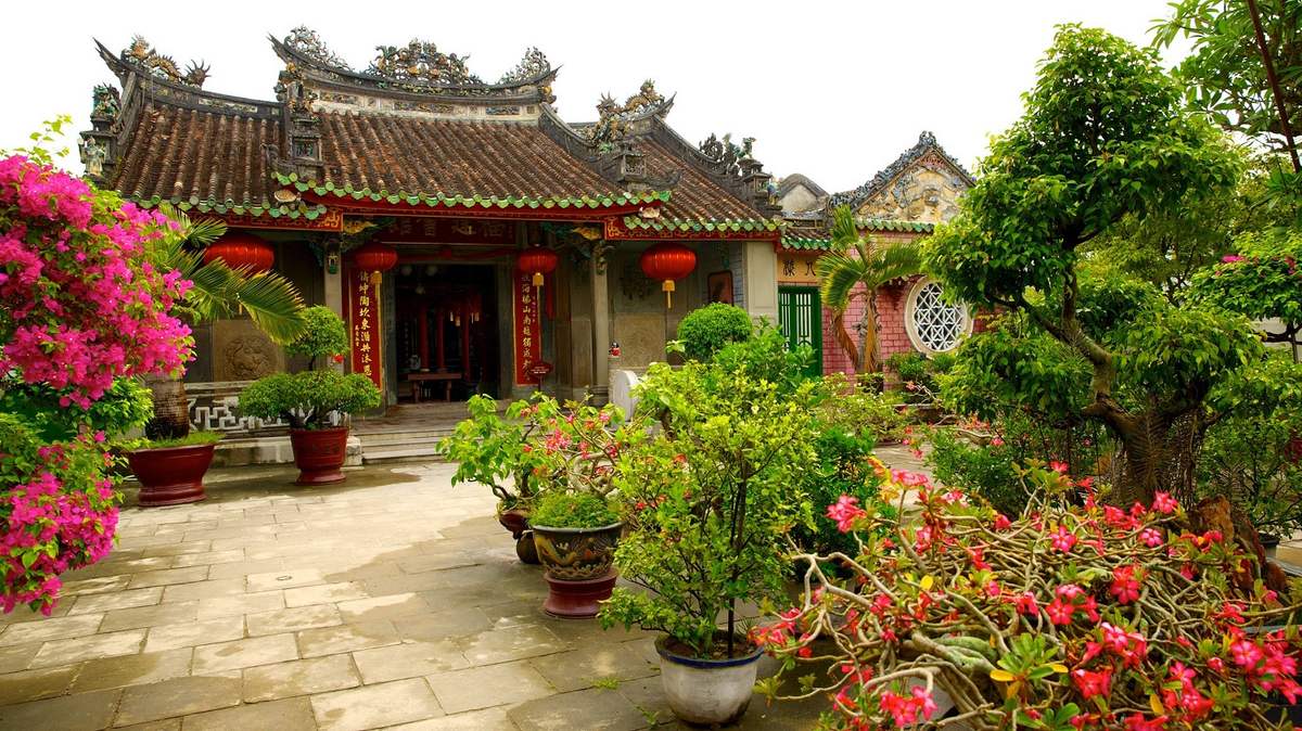 Phong cảnh bình yên tại Hội quán