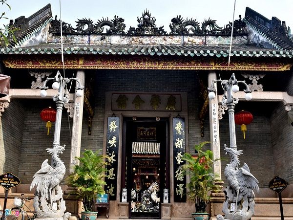 Mái ngói âm dương và biểu tượng Lưỡng long tranh châu tại Hội quán Quảng Đông