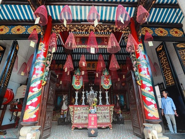 Chính điện rộng lớn với hệ cột kèo đồ sộ tại Hội quán Quảng Đông