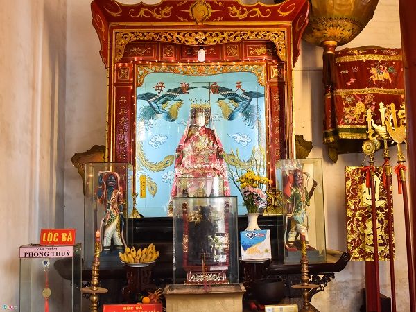 Không gian thờ cúng tại Hội quán Quảng Đông