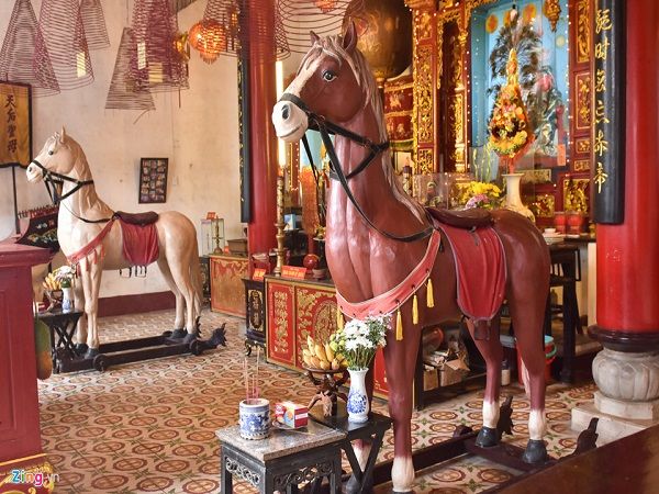 Điện chia làm 3 gian gồm: Gian giữa thờ Quan Công và ngựa Bạch, Xích thố, hai gian còn lại thờ Tài Bạch tinh quân và Phước Đức Chánh thần.