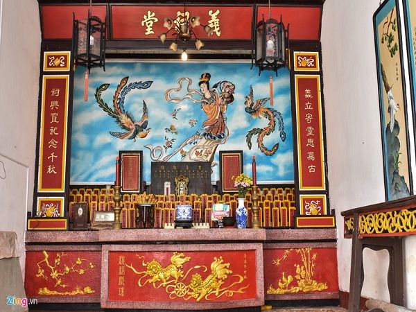 Bức họa Quan Công phi ngựa bảo vệ hai phu nhân của Lưu Bị, tác phẩm nghệ thuật độc đáo treo nổi bật trên bức tường đá của Hội quán tạo ấn tượng mạnh cho du khách.