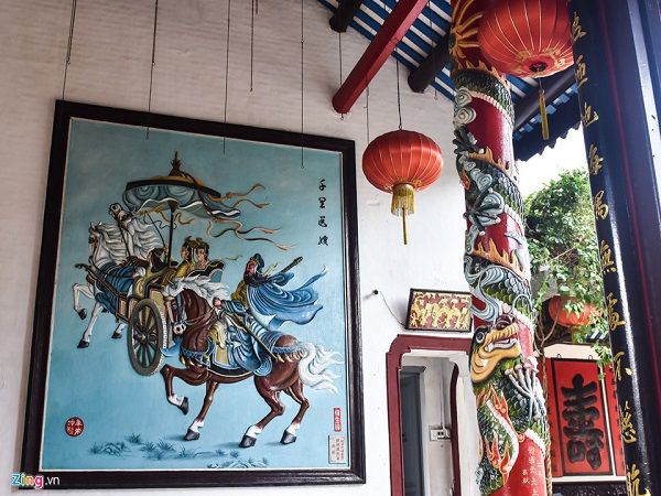 Ngoài ra, Hội quán còn lưu giữ nhiều hiện vật bằng gốm sứ, các hình tượng mô phỏng lại các vở tuồng về văn hóa của người Quảng Đông. Đặc biệt là các di vật cổ như: 4 bức hoành phi lớn; một lư trầm lớn bằng đồng cao 1,6m, rộng 0,6m; một cặp đôn sứ men ngọc quý... và nhiều văn bản ghi lại cuộc sống của cộng đồng người Quảng Đông ở Hội An.