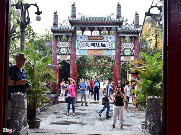 Quanh năm, công trình có kiến trúc độc đáo này luôn tấp nập du khách. So với nhiều công trình khác ở Hội An, nghệ thuật sử dụng hài hòa các chất liệu gỗ, đá trong kết cấu chịu lực và họa tiết trang trí công phu mang lại cho Hội quán Quảng Đông nét độc đáo riêng.