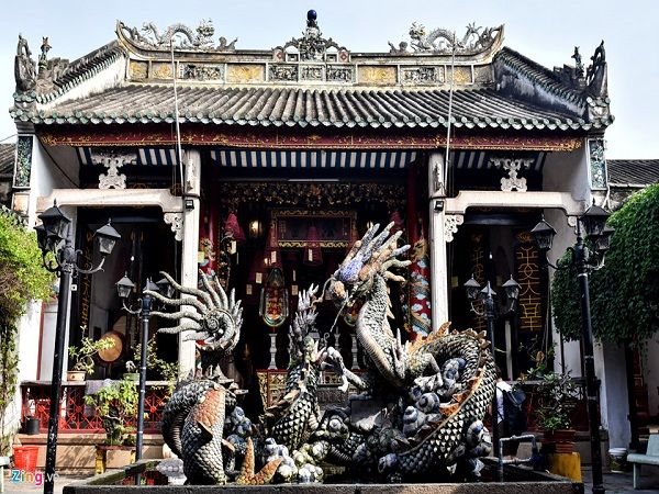 Giữa sân Hội quán có đài phun nước, đắp nổi hình rồng uốn lượn uyển chuyển theo tích “lý ngư hoá long” (cá hóa rồng).