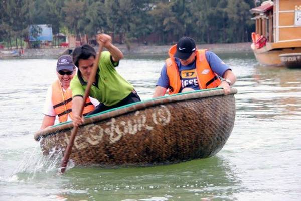 Hướng dẫn viên Trần Văn Khoa dạy chèo thuyền thúng Hội An