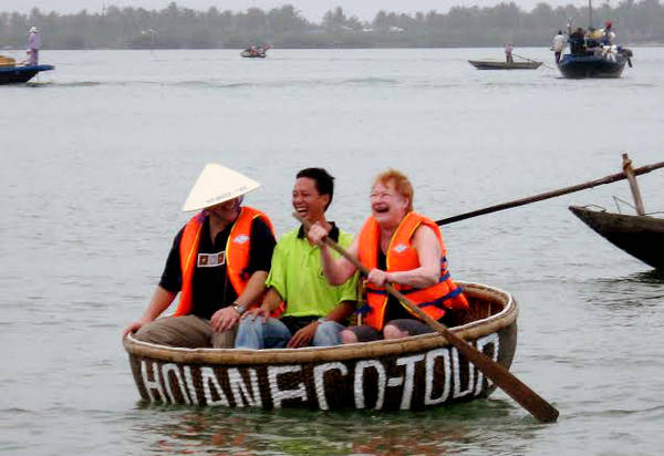 Vợ chồng cựu Tổng thống Phần Lan Tarja Halonen trải nghiệm chèo thuyền thúng Hội An