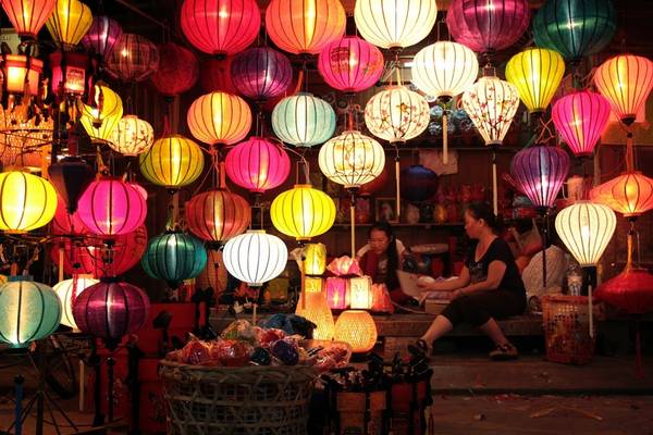 Những chiếc đèn lồng thắp sáng hàng đêm như trong miền cổ tích tại du lịch Hội An