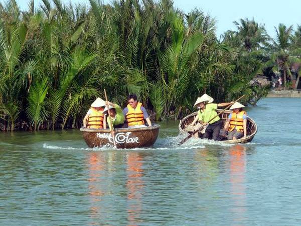 Đội ghe thúng cộng đồng dạy chèo thuyền thúng Hội An cho du khách