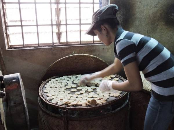 Bánh được sấy chín trước khi đóng gói bánh đậu xanh Hội An. Ảnh: T.Ly