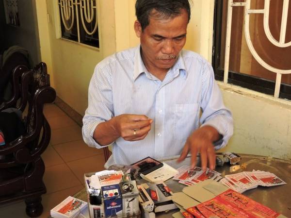 In hạn sử dụng trên bánh đậu xanh Hội An trước khi bán. Ảnh: T.Ly