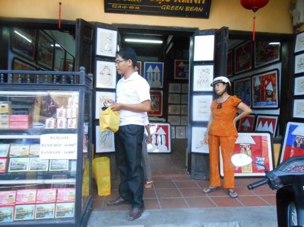 Du khách mua bánh đậu xanh Hội An để thưởng thức hoặc làm quà. Ảnh: T.Ly