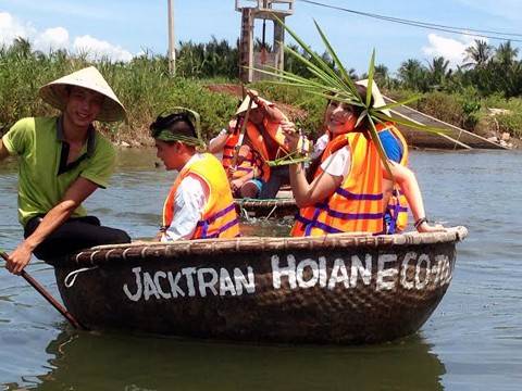 Du khách thăm rừng dừa Bảy Mẫu trong tour chèo thuyền thúng Hội An