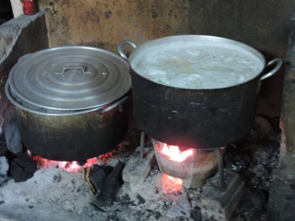 Cho đậu xanh vào nồi nấu chín thật mềm.
