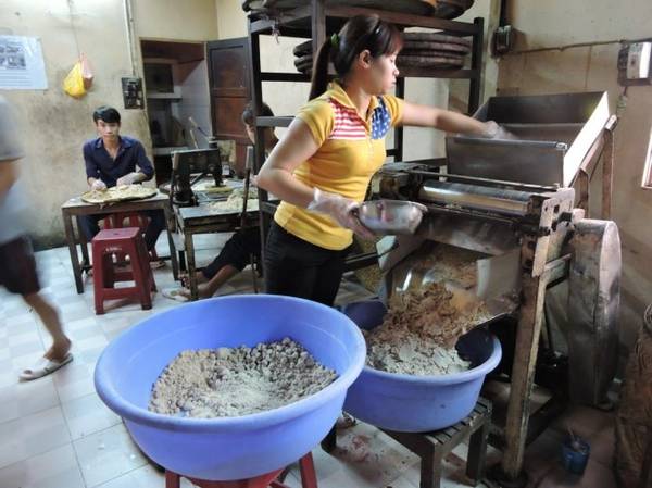Đậu xanh nấu chín cho vào máy xay nhuyễn thành bột.