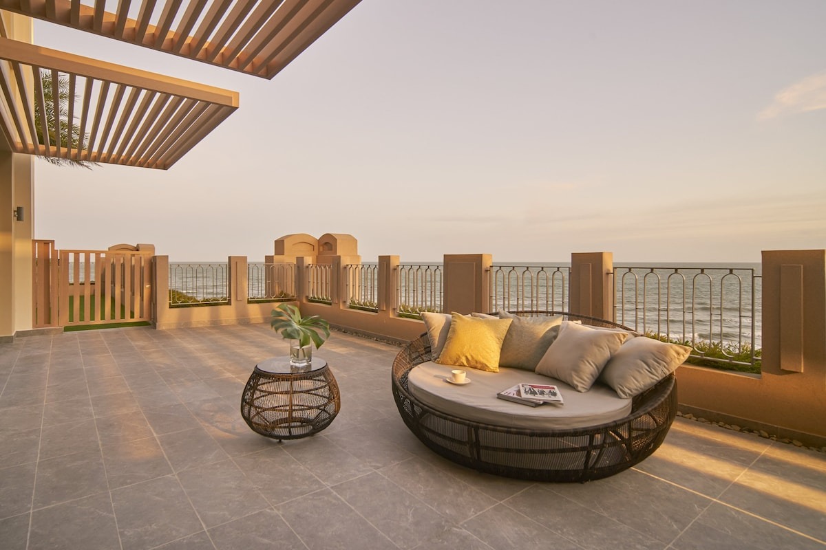 Quầy bar tầm nhìn 360 độ tại khu nghỉ dưỡng Hồ Tràm Holiday Inn