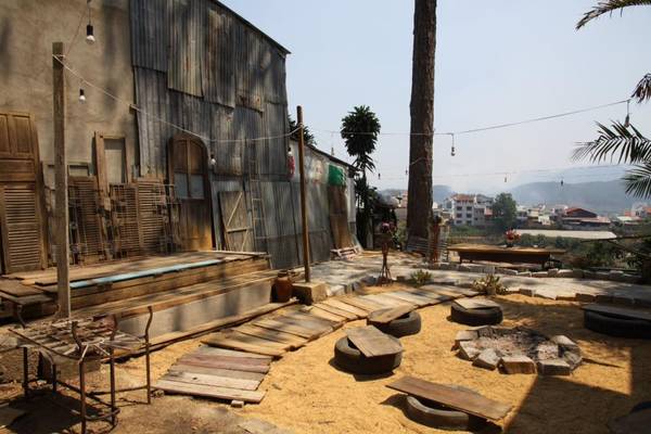 Tại Homefarm có chỗ ngồi lý tưởng cho cả nhóm ăn bánh, uống ‪cafe‬ tối tối với tầm nhìn bao đẹp giữa rừng thông.