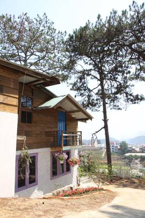 Đến với HomeFarm, ngoài khung cảnh tuyệt đẹp của núi đồi Tây Nguyên thì bạn còn thích mê với không gian nhẹ nhàng, ấm cúng của ngôi nhà nhỏ xinh xắn - nơi để bạn nghỉ ngơi và tận hưởng một chuyến khám phá Đà Lạt khác lạ.