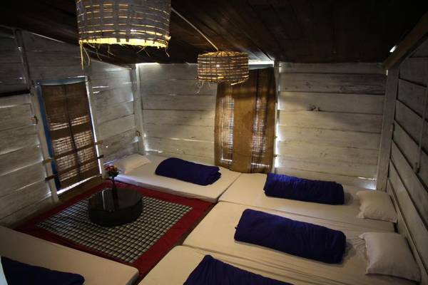 Nếu thích không gian ấm áp thì bạn có thể chọn phòng dorm trên gác mái có thể ở đến 5 người.