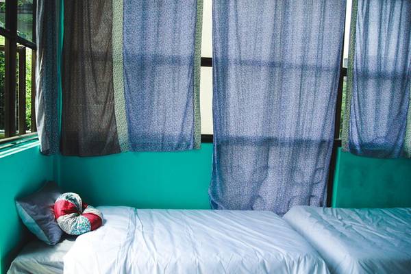 Phòng ngủ ấm cúng tại homestay Huế