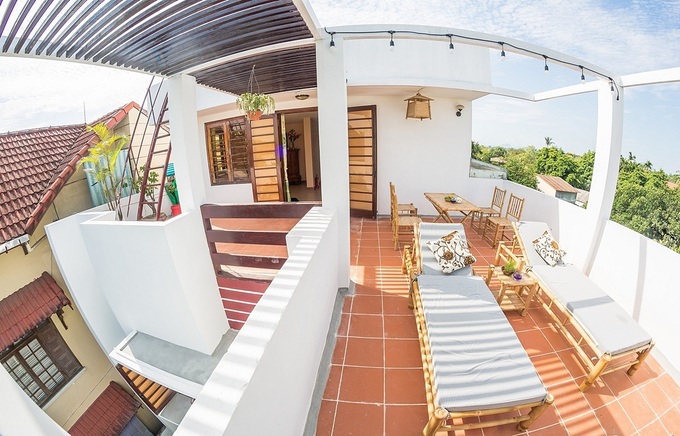 Sân thượng homestay hoài cổ với giường tắm nắng và bàn ghế Sân thượng homestay hoài cổ với giường tắm nắng và bàn ghế