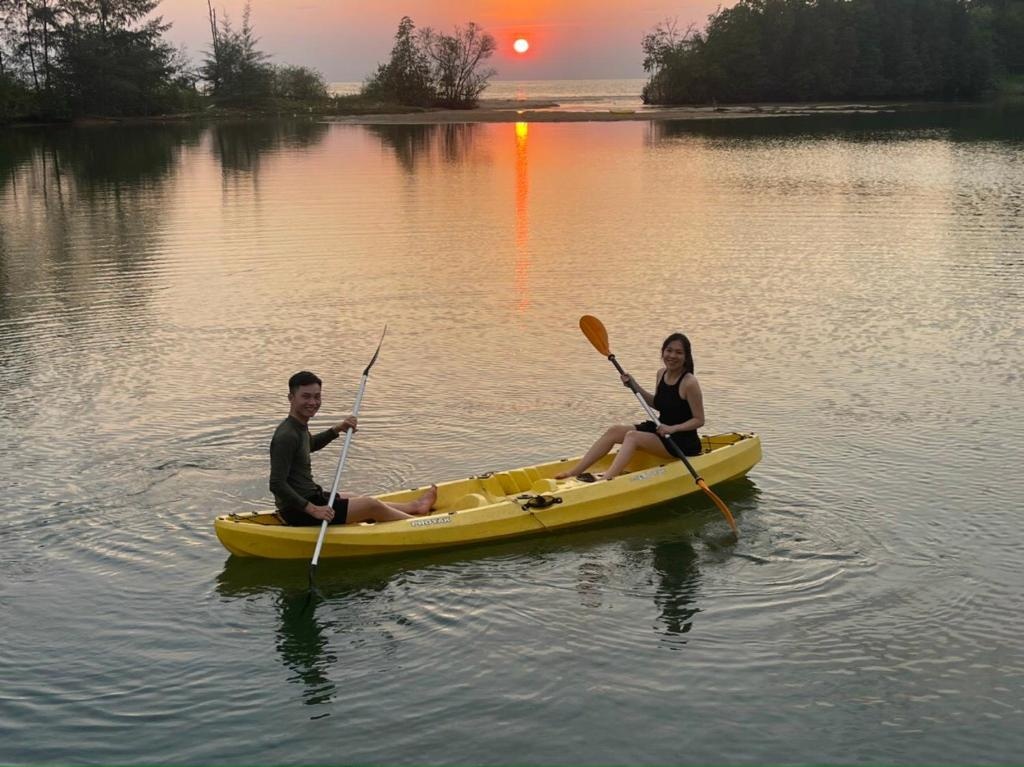hoạt động chèo thuyền tại Eco Lagoon