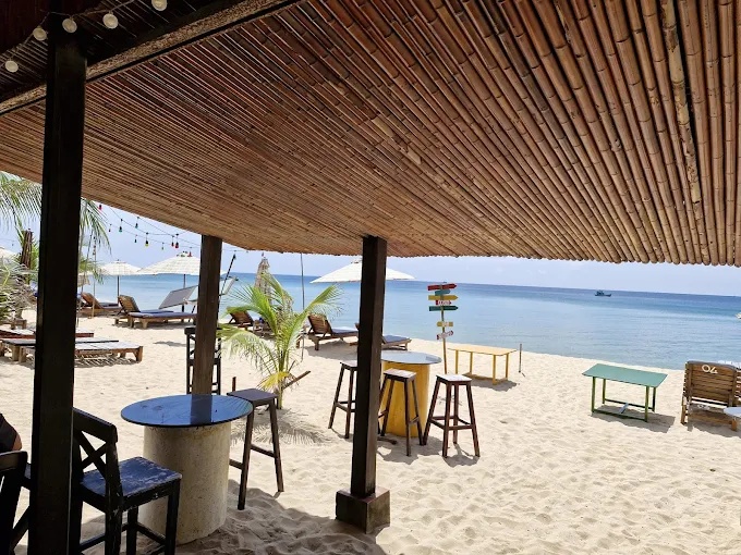 khuôn viên sát biển Coastal Village