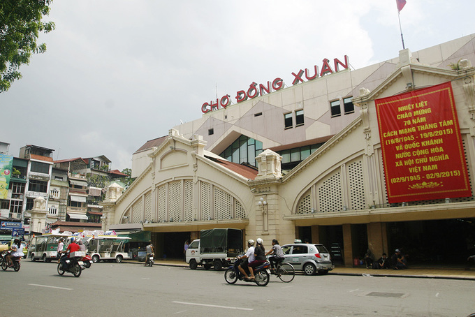 Năm 1995, chợ Đồng Xuân được xây dựng lại với số vốn đầu tư 68 tỷ đồng. Ba tầng có tổng diện tích mặt bằng gần 14.000 m2 với khoảng 2.000 gian hàng. Chợ hiện nay có khu giao dịch, bán hàng, nhiều cầu thang, lối đi với ba lối vào phía trước, 3 lối vào phía sau, 2 lối vào phía hông, 2 cầu thang ngoài trời, 5 cầu thang lên các tầng trên và một hệ thống thang máy. Ảnh: Flickr.