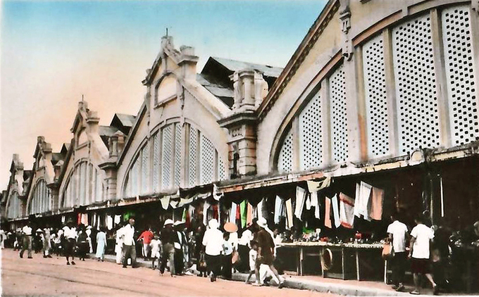 Sau khi được chính thức xây dựng vào năm 1890, chợ có 5 vòm cửa và 5 nhà cầu có chiều dài 52 m, cao 19 m, rộng 25 m. Toàn bộ khu chợ có diện tích khoảng 6.500 m2. Mặt tiền mang lối kiến trúc Pháp với 5 phần hình tam giác có trổ lỗ như tổ ong, lợp mái tôn. Ảnh: Flickr.