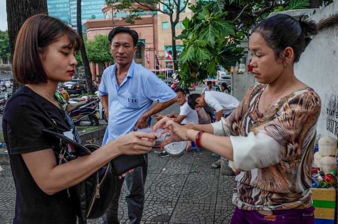 "Có tháng, việc bán thức ăn cho chim rất thuận lợi, còn những tháng mưa gió, buôn bán ế ẩm. Thành thử chi phí bù trừ nhau vì suốt 365 ngày, chúng tôi đều phải theo dõi, thay nhau cho chim ăn uống đầy đủ", chị Thanh chia sẻ.