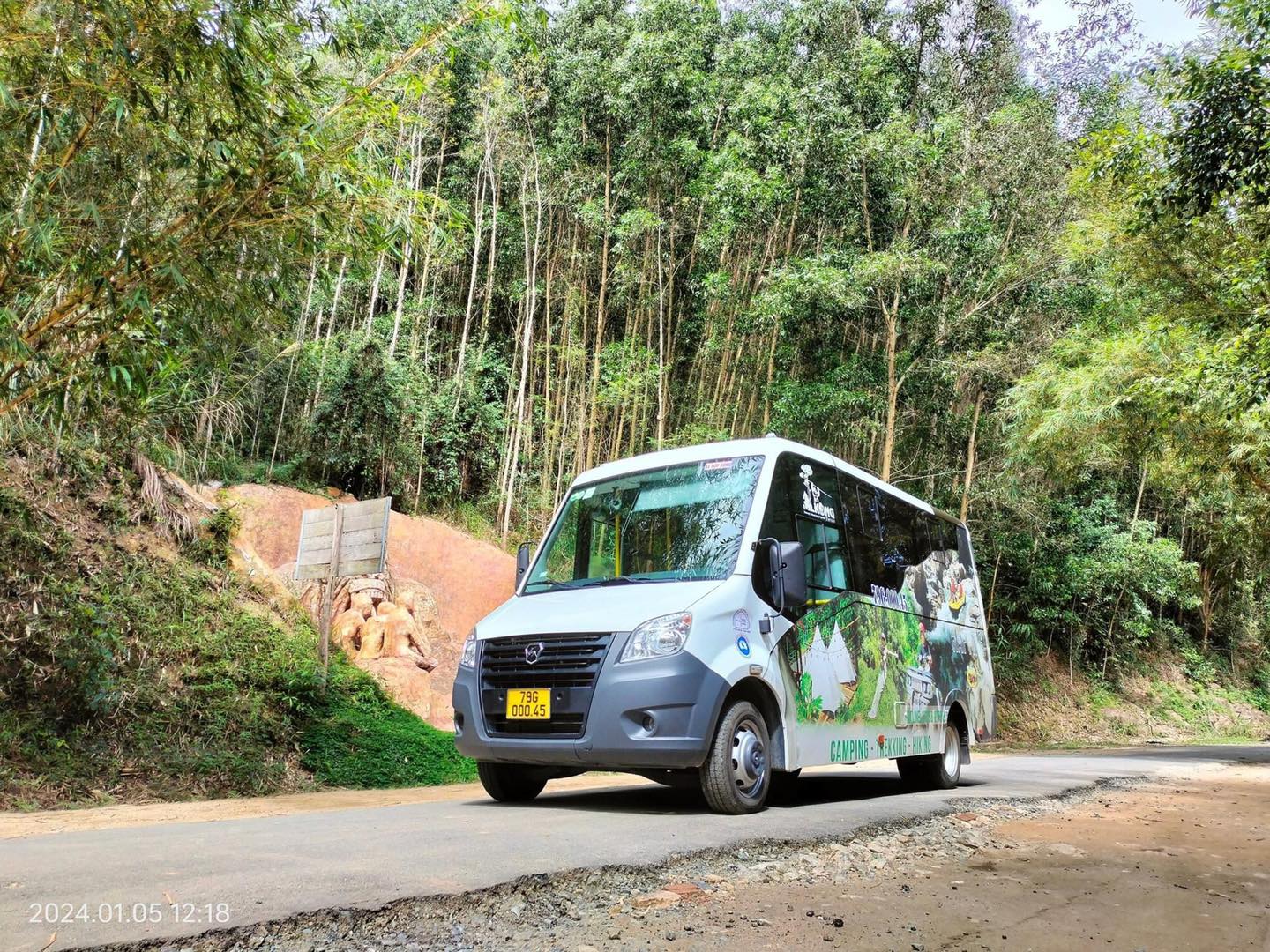 Hành trình khám phá đỉnh Hòn Bà bằng xe bus