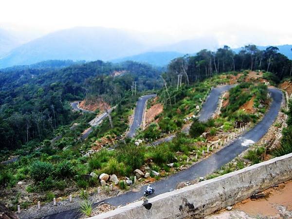 Đường đèo uốn lượn lên đỉnh Hòn Bà Nha Trang