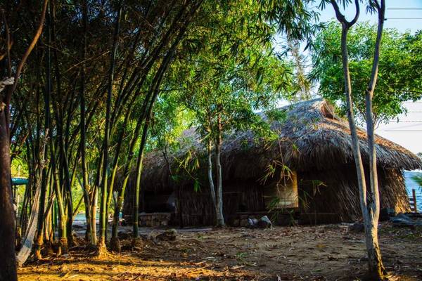 Cảnh quan homestay Hòn Dăm Phú Quốc với biển xanh bao quanh