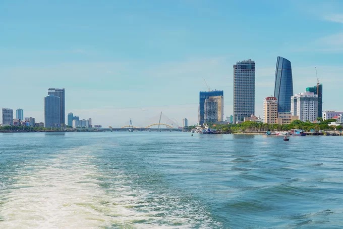 Đảo Hòn Chảo Đà Nẵng nằm cách trung tâm TP Đà Nẵng khoảng 12 km về phía bắc. Cách nhanh nhất để ra đảo là thuê tàu du lịch tại cảng sông Hàn