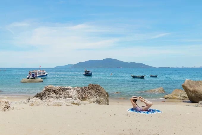 Hòn Chảo Đà Nẵng rộng khoảng 1,5 km, có địa hình đa dạng gồm cả bãi tắm và những bãi đá nằm san sát