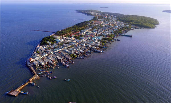 Thạnh An là xã đảo khá tách biệt thuộc huyện Cần Giờ, diện tích nhỏ, chỉ khoảng 130 km2. Từ trung tâm TP.HCM có thể đi xe máy hoặc xe bus ra bến phà Bình Khánh để đến được với bến đò ra đảo. Nhờ cách di chuyển dễ dàng, nơi đây được rất nhiều du khách từ Sài Gòn chọn làm điểm đến trong những ngày cuối tuần hoặc dịp nghỉ lễ ngắn ngày. Ảnh: Lê Mạnh Linh.