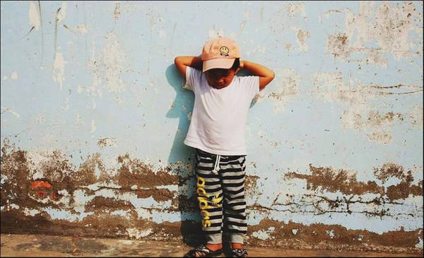 Hòn đảo hoang sơ bên lề thành phố nhộn nhịp níu bước chân du khách nhờ những khoảng khắc bình yên và gần gũi đến lạ. Cậu bé vùng đảo xa bẽn lẽn và tò mò khi gặp du khách. Ảnh: Thi Nguyễn.