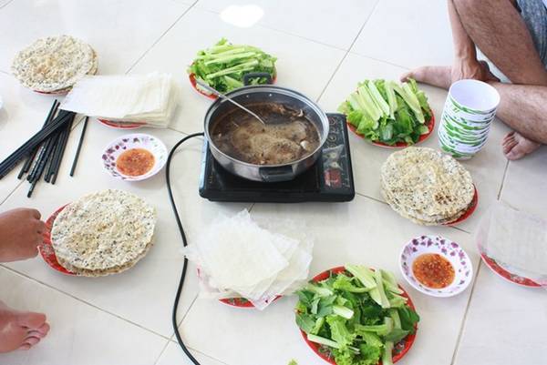 Bữa sáng lẩu cua thơm ngon đậm đà trên đảo