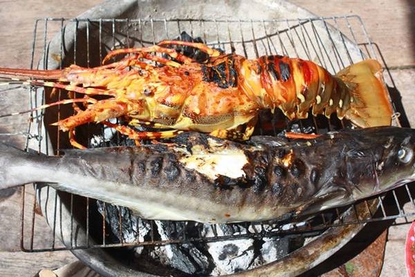 Hải sản tươi sống nướng trực tiếp tại nhà bè