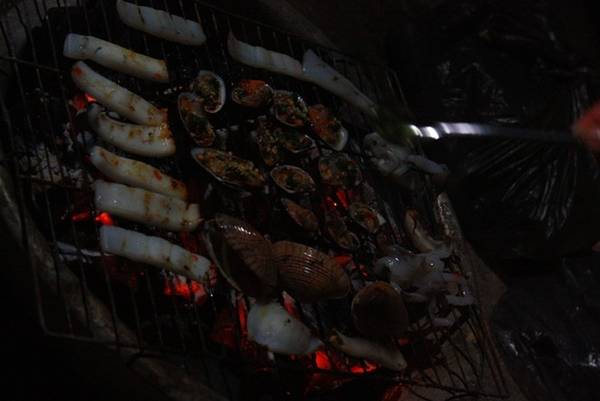 Mâm hải sản thịnh soạn vào buổi tối tại đảo Bình Ba